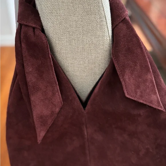 Anna Paola Chic Burgundy Suede Tote Bag - Picture 2 of 8